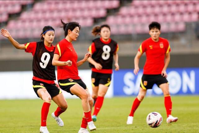 法国驻华大使罗梁先生，和金鸡奖二封影帝黄晓明出席开幕式活动